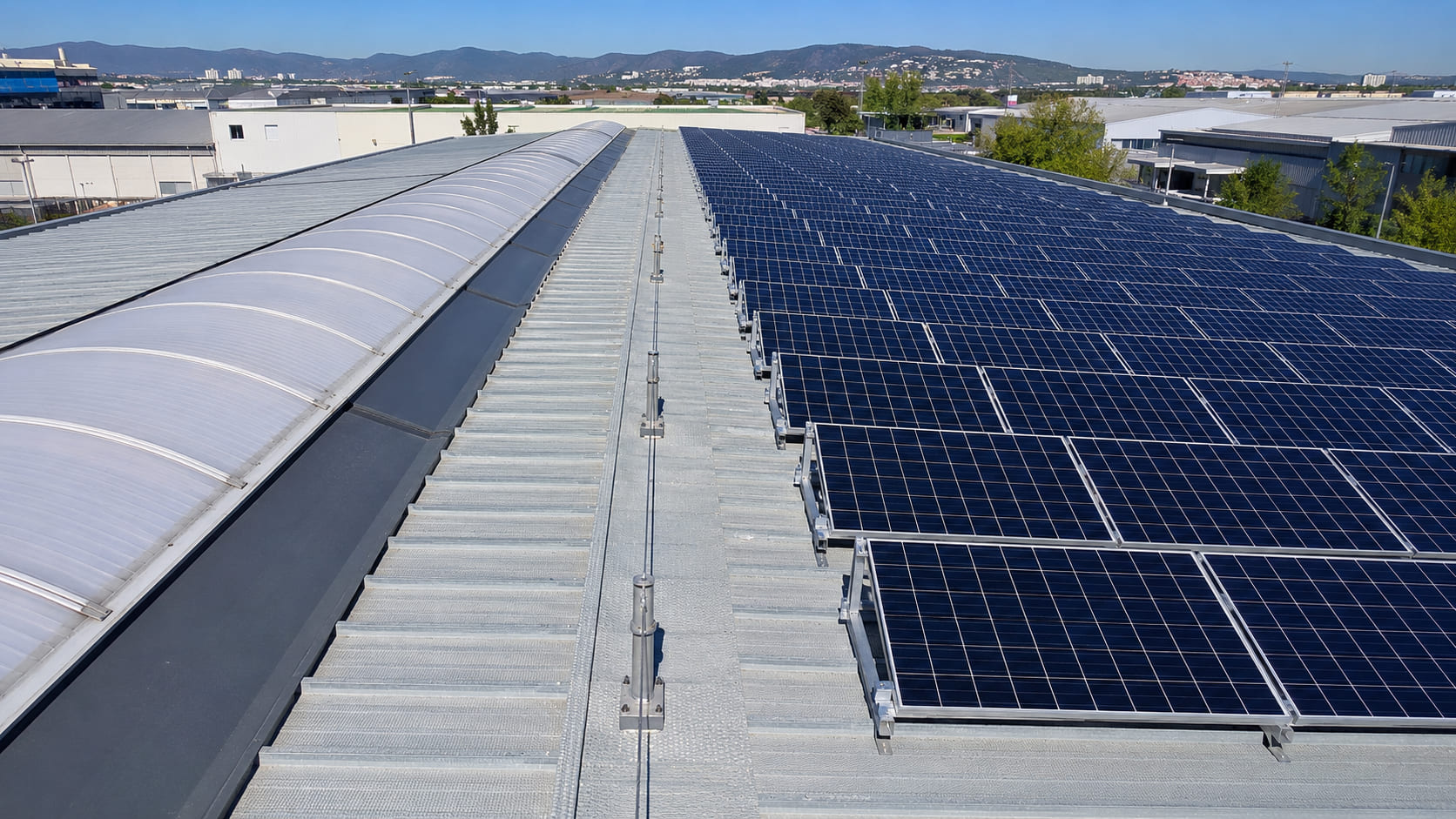 lucernarios-y-placas-solares-cubierta-nave-barcelona